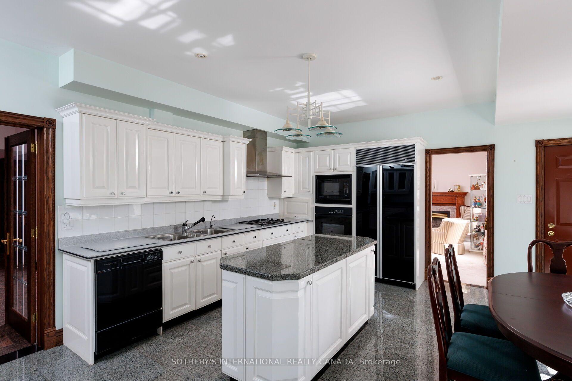 Photo 8 of 47 Great Oak Drive, Etobicoke, Princess-Rosethorn — HOMEH