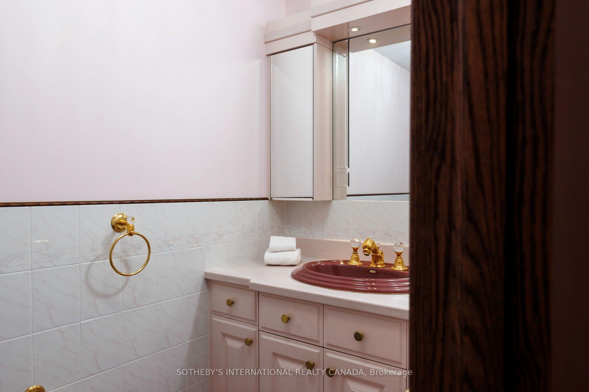 Photo 17 of 47 Great Oak Drive, Etobicoke, Princess-Rosethorn — HOMEH