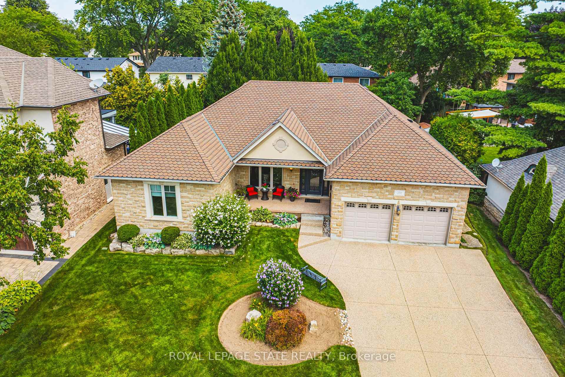 Photo 2 of 231 Pine Cove Road, Burlington, Roseland — HOMEH