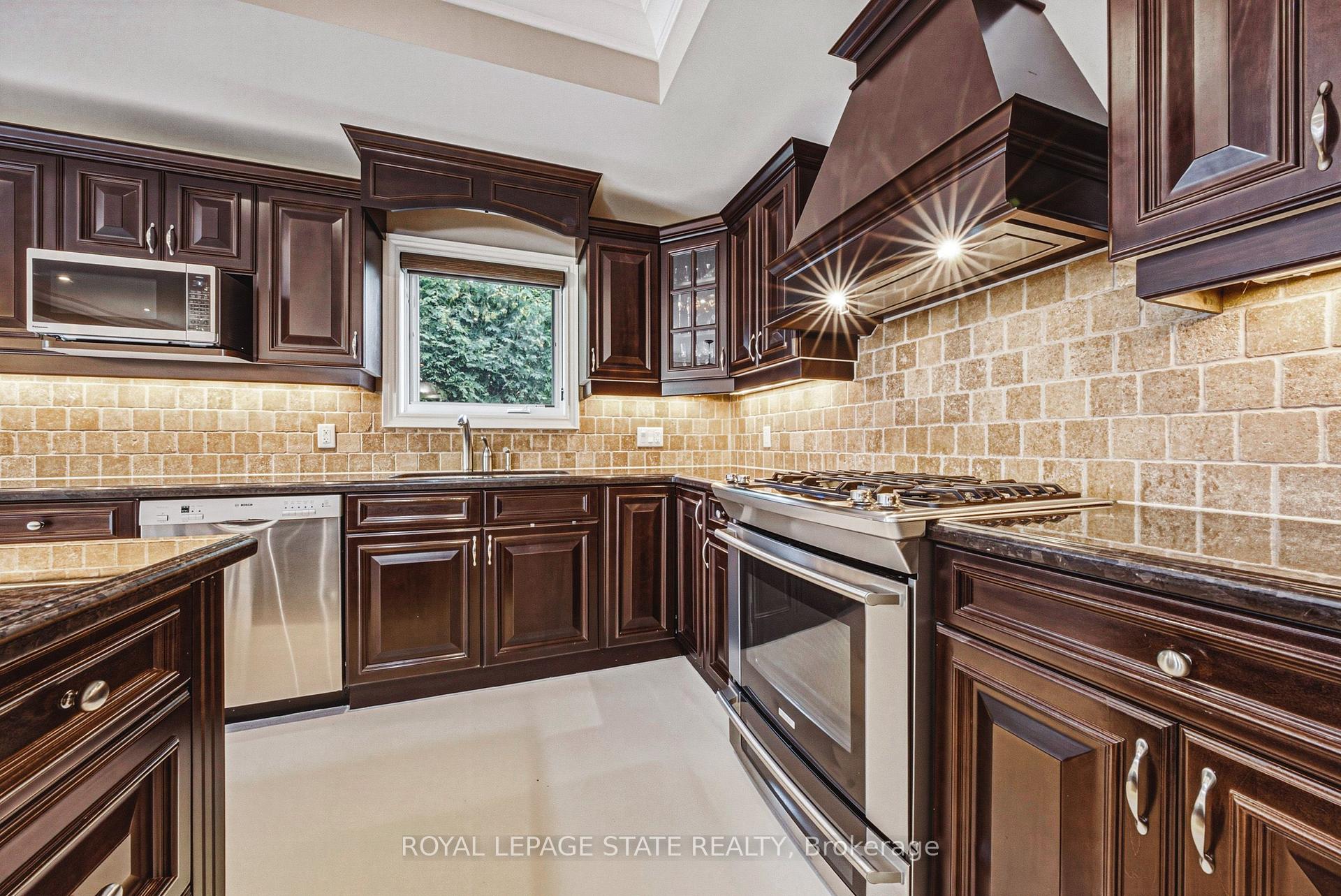 Photo 11 of 231 Pine Cove Road, Burlington, Roseland — HOMEH