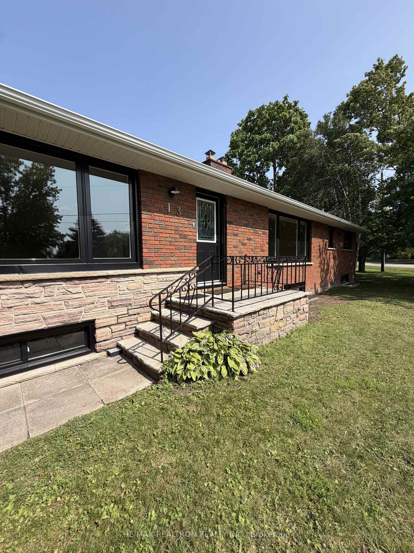 Photo 2 of 13 Circle Ridge Drive, Georgina, Keswick North — HOMEH