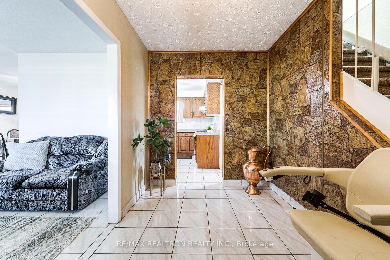 Photo 6 of 115 Hullmar Drive, North York, Black Creek — HOMEH