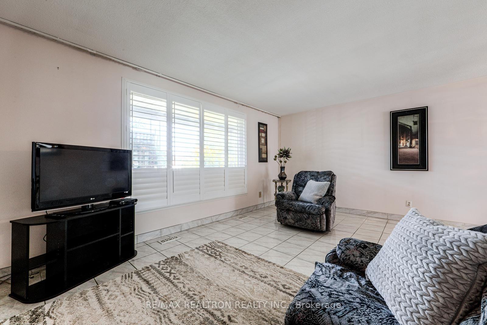 Photo 7 of 115 Hullmar Drive, North York, Black Creek — HOMEH
