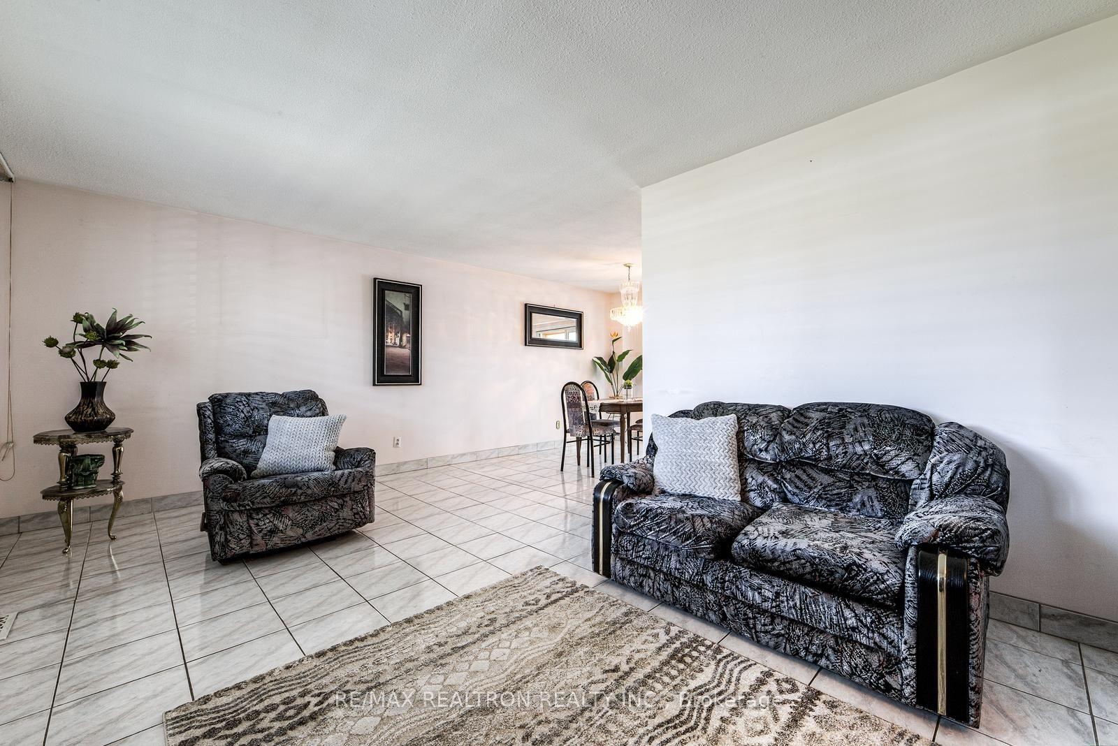 Photo 8 of 115 Hullmar Drive, North York, Black Creek — HOMEH