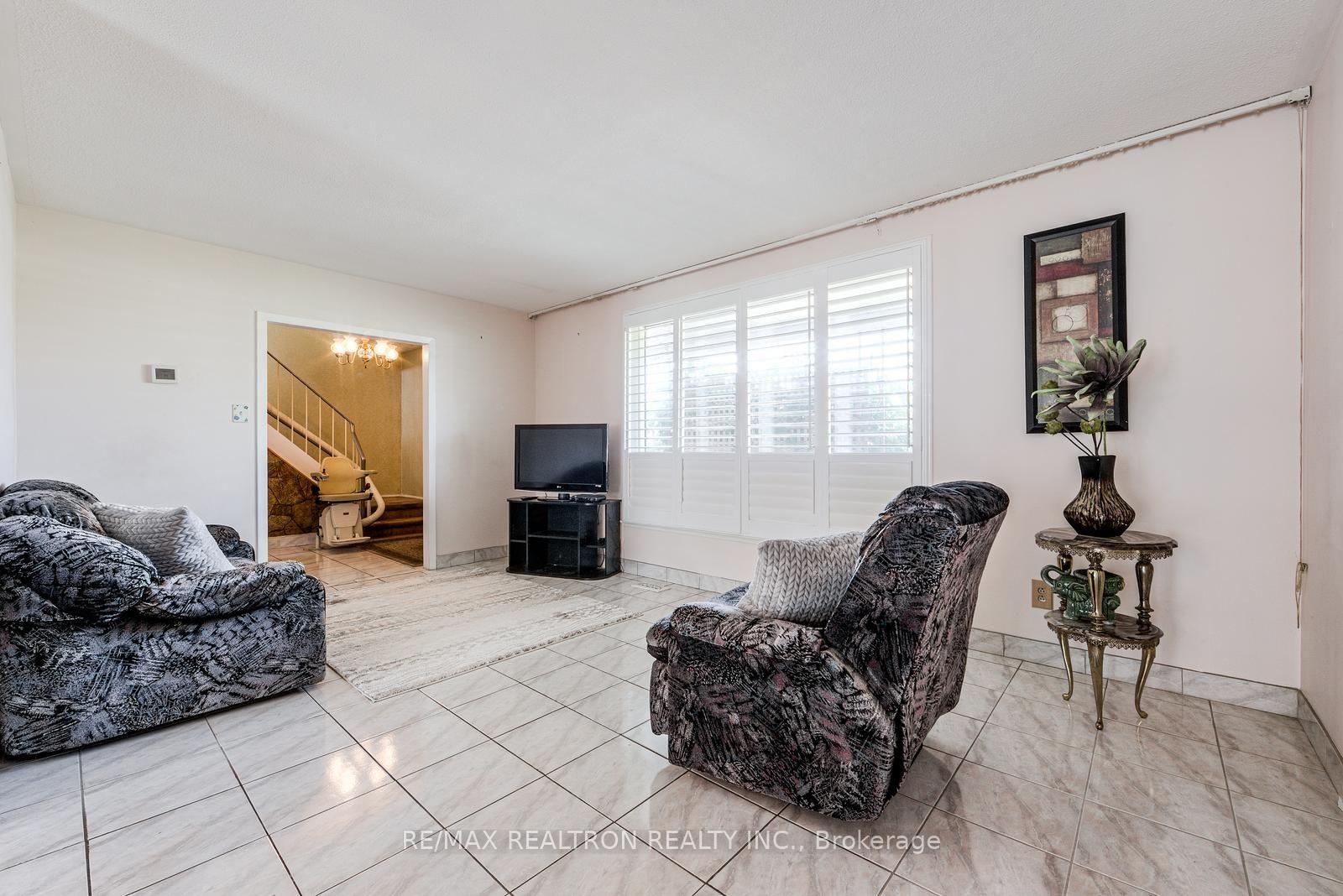 Photo 9 of 115 Hullmar Drive, North York, Black Creek — HOMEH