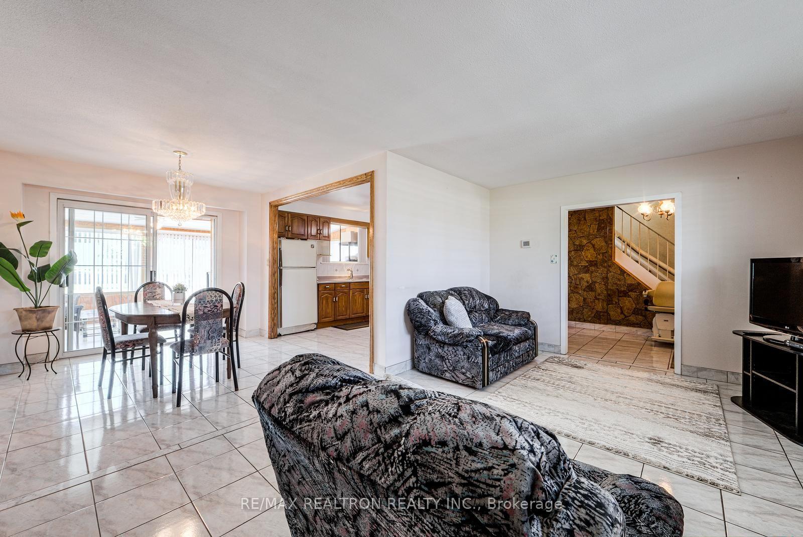 Photo 10 of 115 Hullmar Drive, North York, Black Creek — HOMEH
