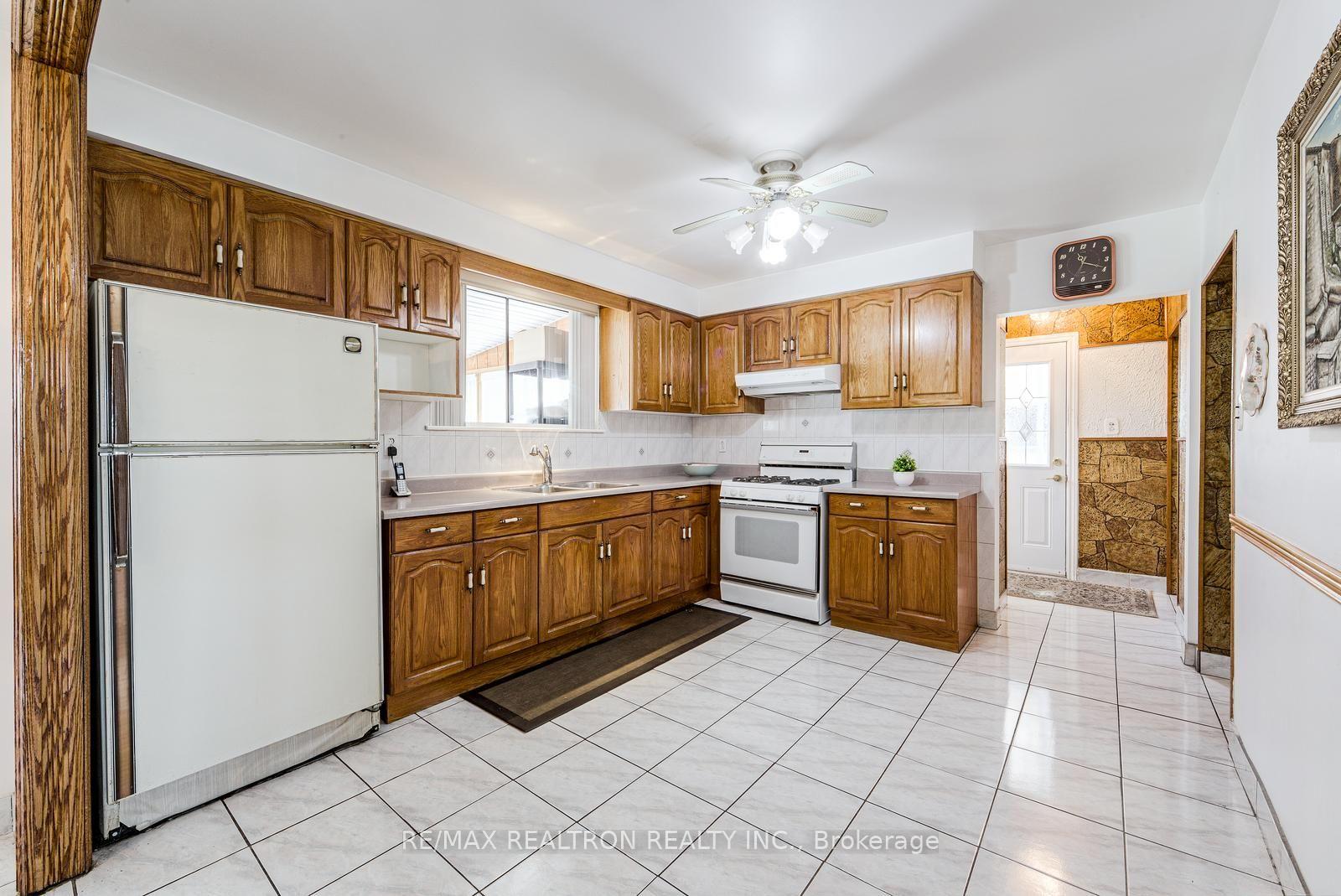 Photo 14 of 115 Hullmar Drive, North York, Black Creek — HOMEH