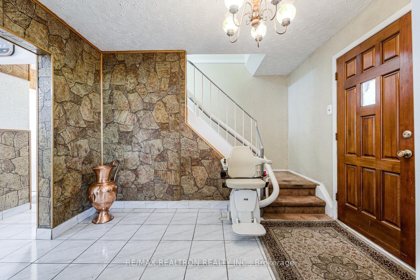 Photo 20 of 115 Hullmar Drive, North York, Black Creek — HOMEH