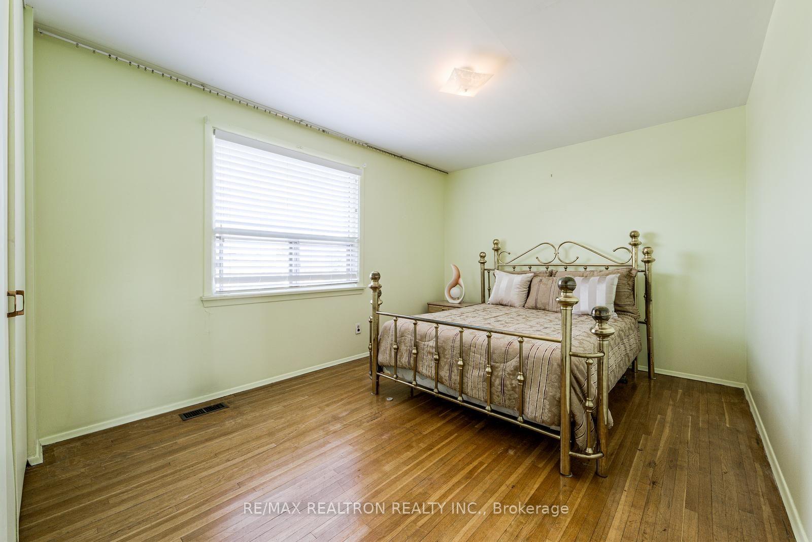 Photo 23 of 115 Hullmar Drive, North York, Black Creek — HOMEH