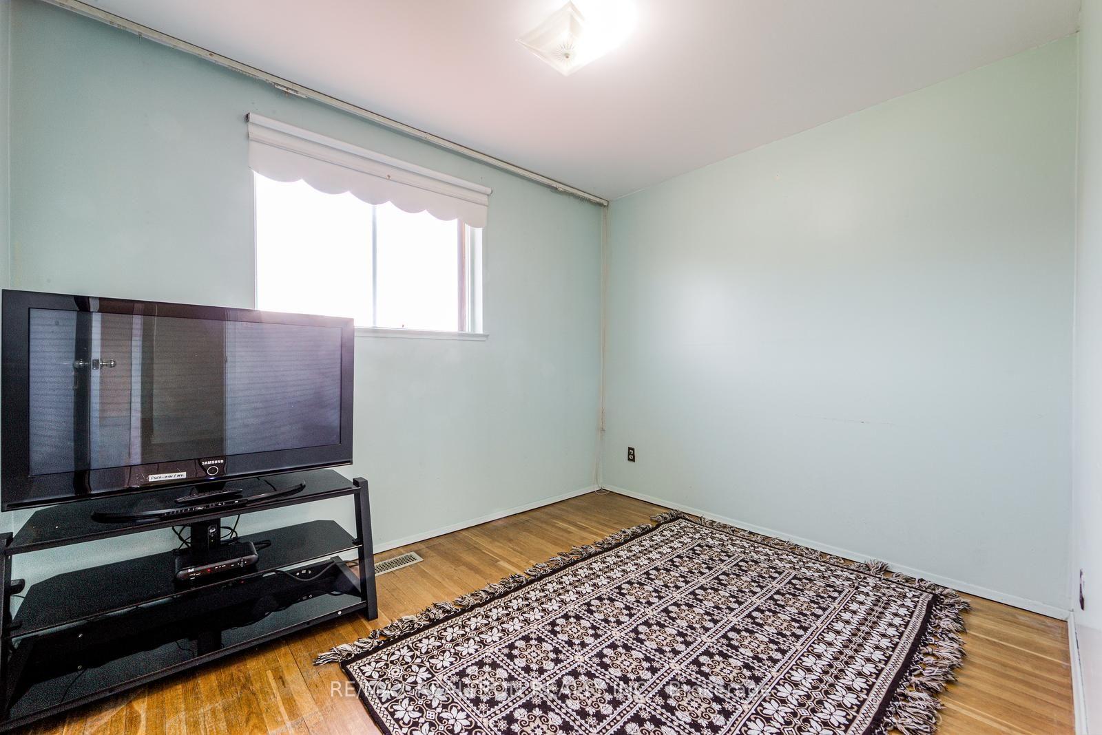 Photo 25 of 115 Hullmar Drive, North York, Black Creek — HOMEH
