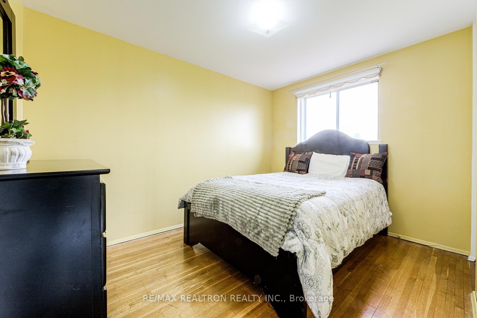 Photo 26 of 115 Hullmar Drive, North York, Black Creek — HOMEH
