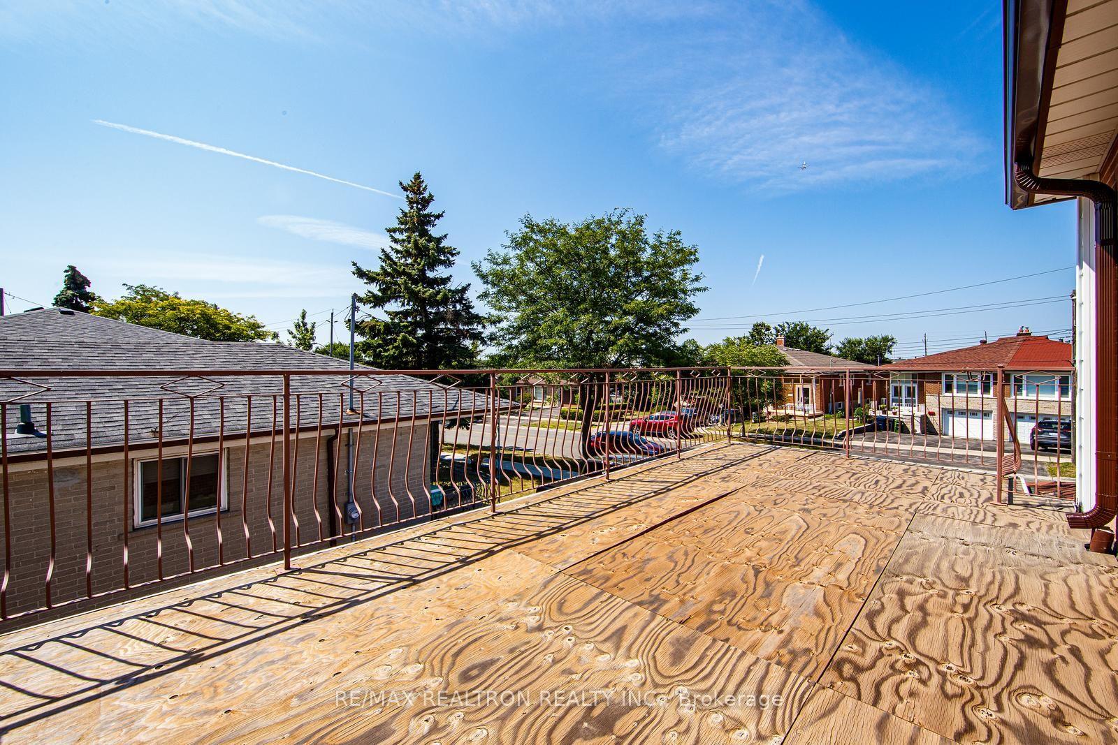 Photo 29 of 115 Hullmar Drive, North York, Black Creek — HOMEH