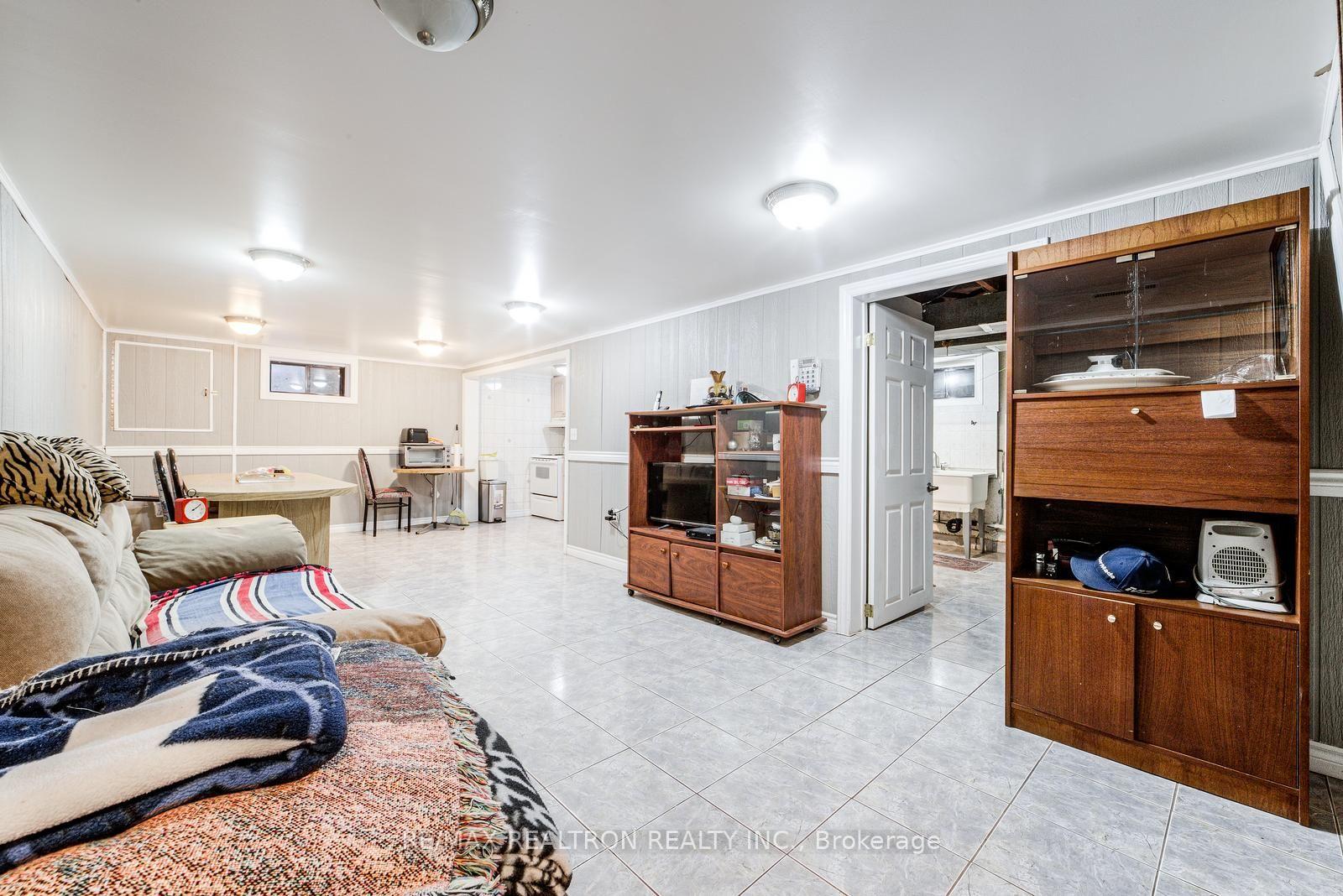 Photo 30 of 115 Hullmar Drive, North York, Black Creek — HOMEH