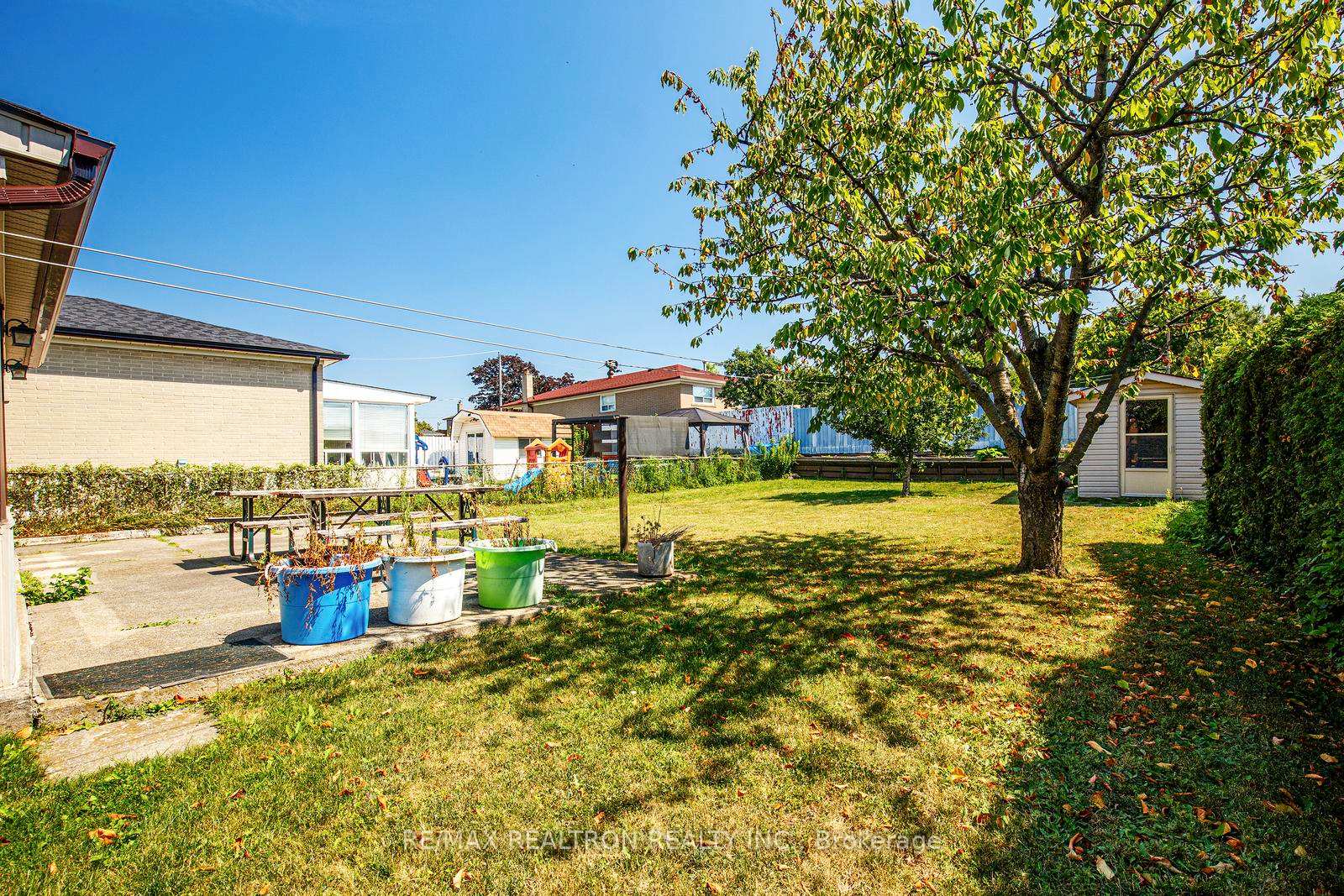 Photo 34 of 115 Hullmar Drive, North York, Black Creek — HOMEH