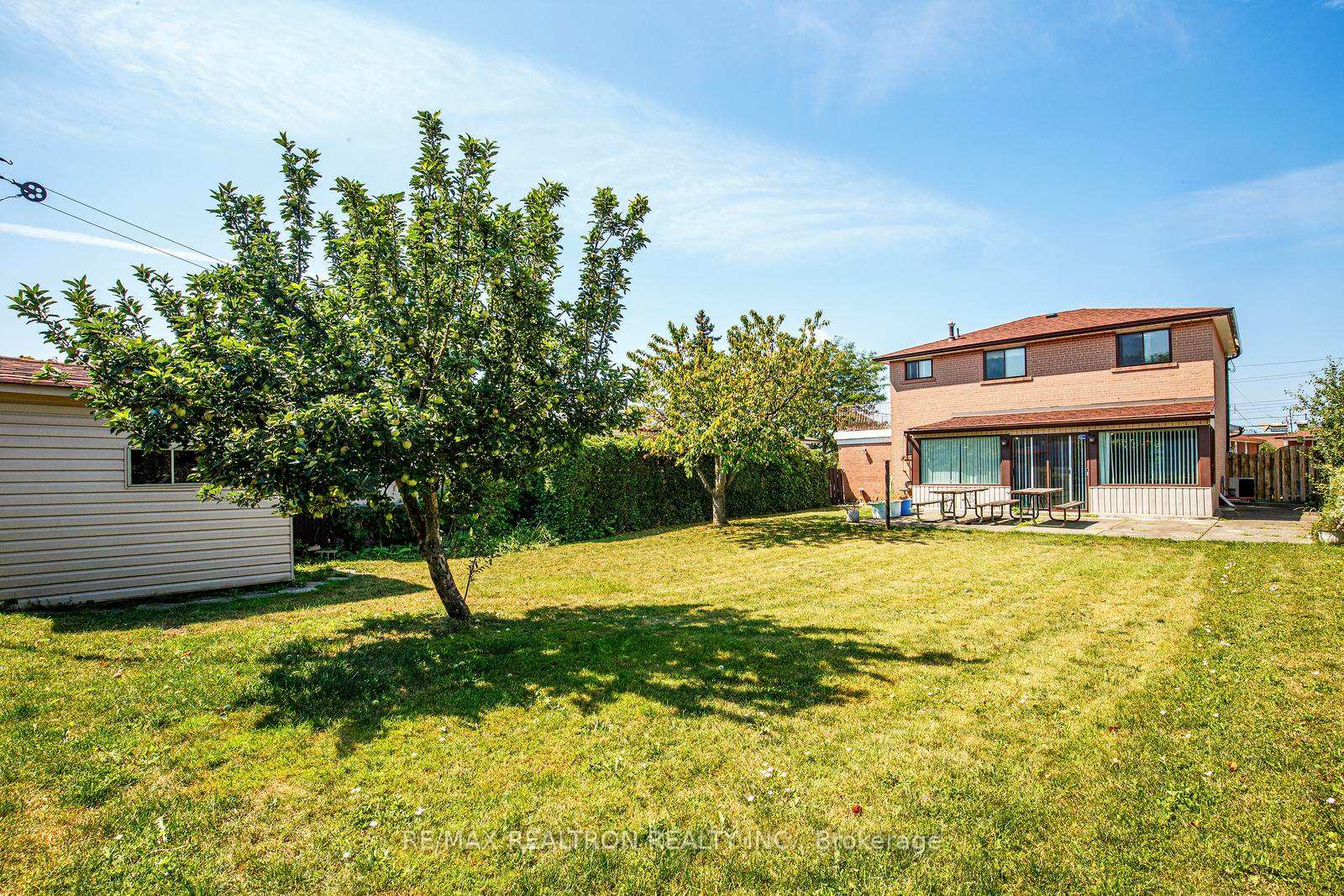 Photo 37 of 115 Hullmar Drive, North York, Black Creek — HOMEH