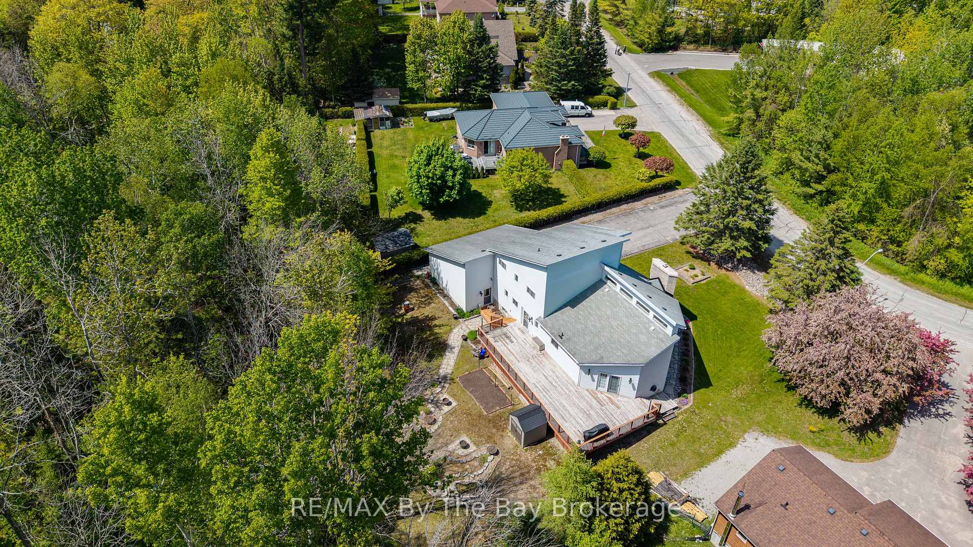 Photo 3 of 32 Bridlewood Crescent, Wasaga Beach — HOMEH
