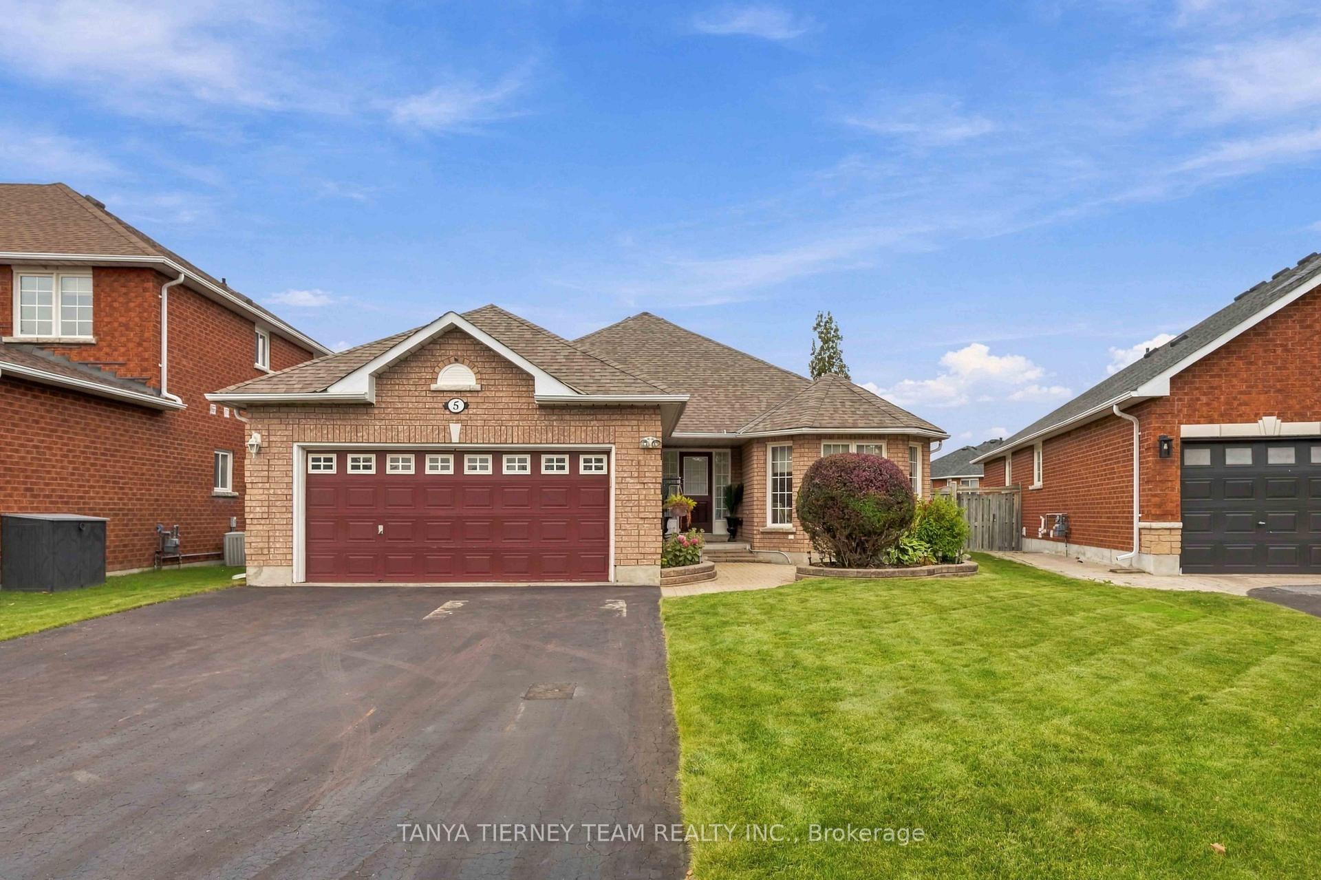 Photo 2 of 5 Padfield Drive, Clarington, Bowmanville — HOMEH
