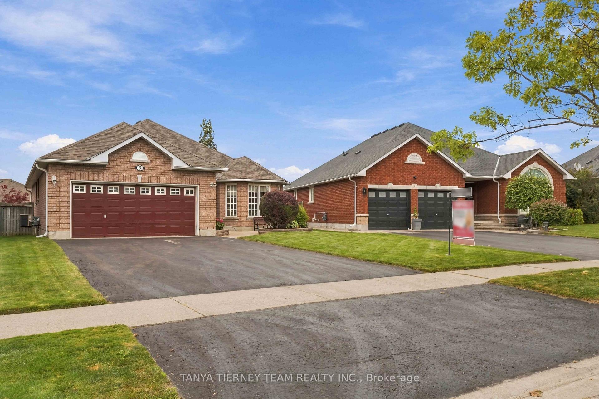 Photo 3 of 5 Padfield Drive, Clarington, Bowmanville — HOMEH