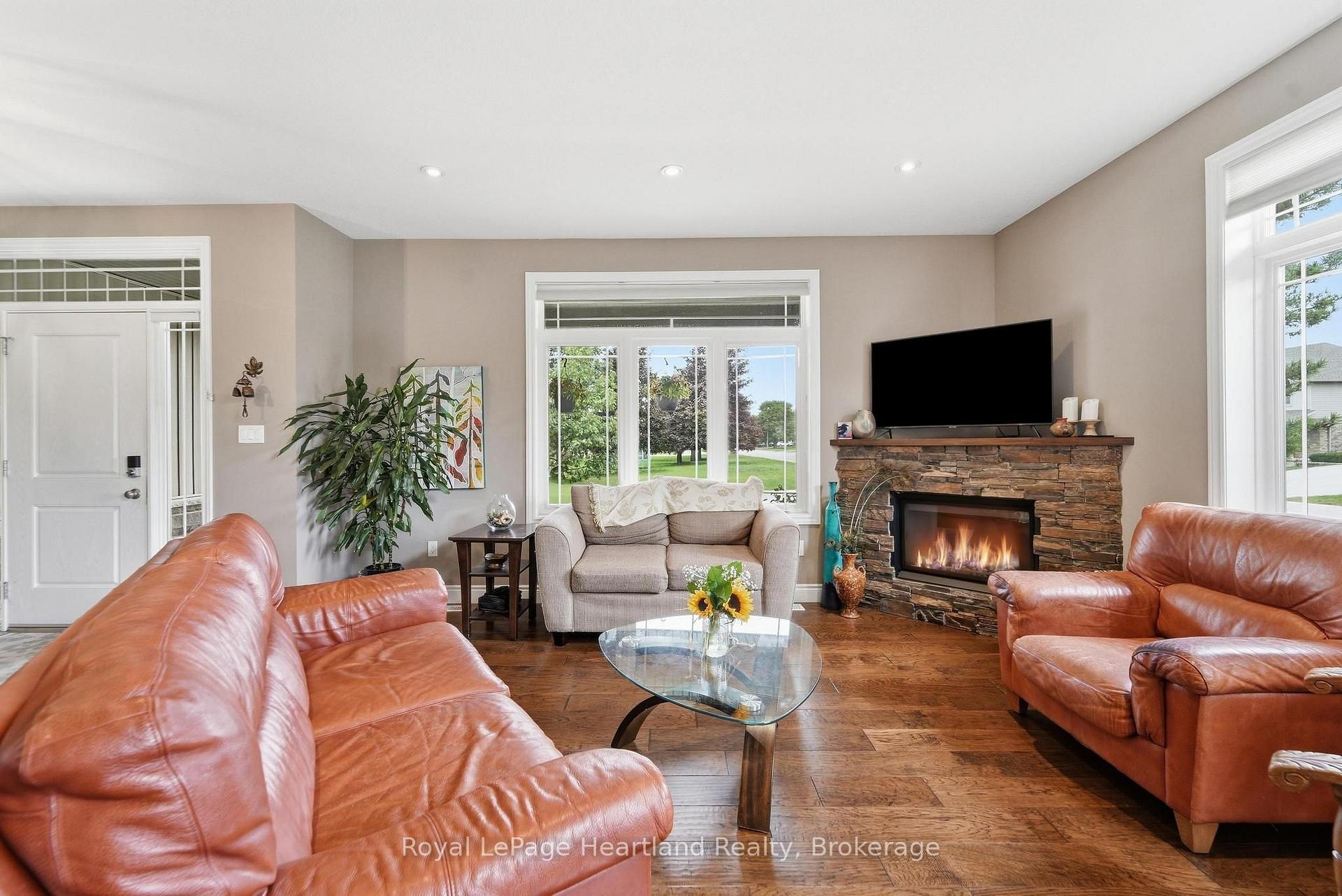 Photo 10 of 285 Darling Boulevard, South Huron, Exeter — HOMEH