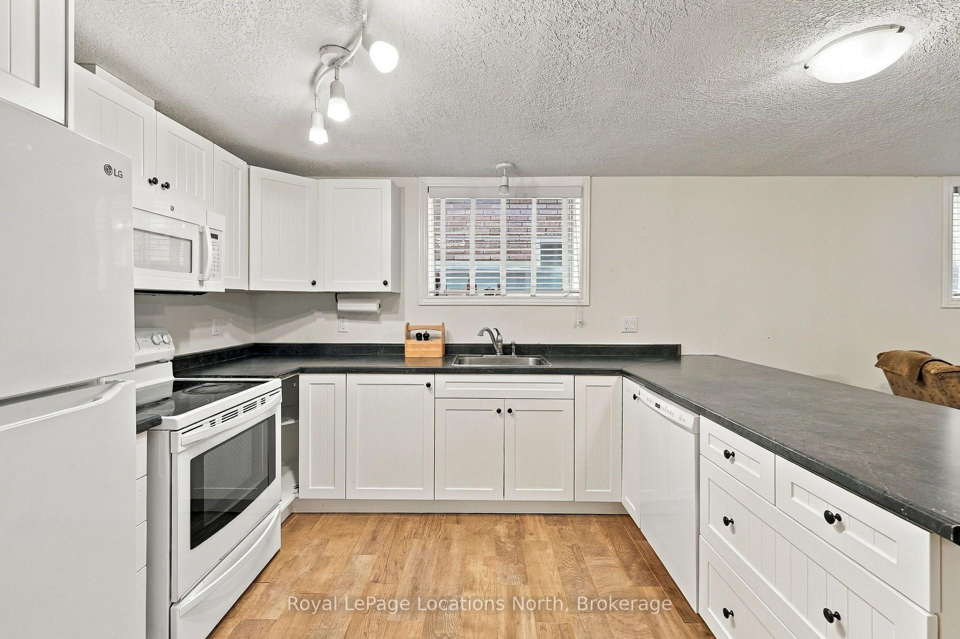 Photo 33 of 15 Kayla Crescent, Collingwood — HOMEH