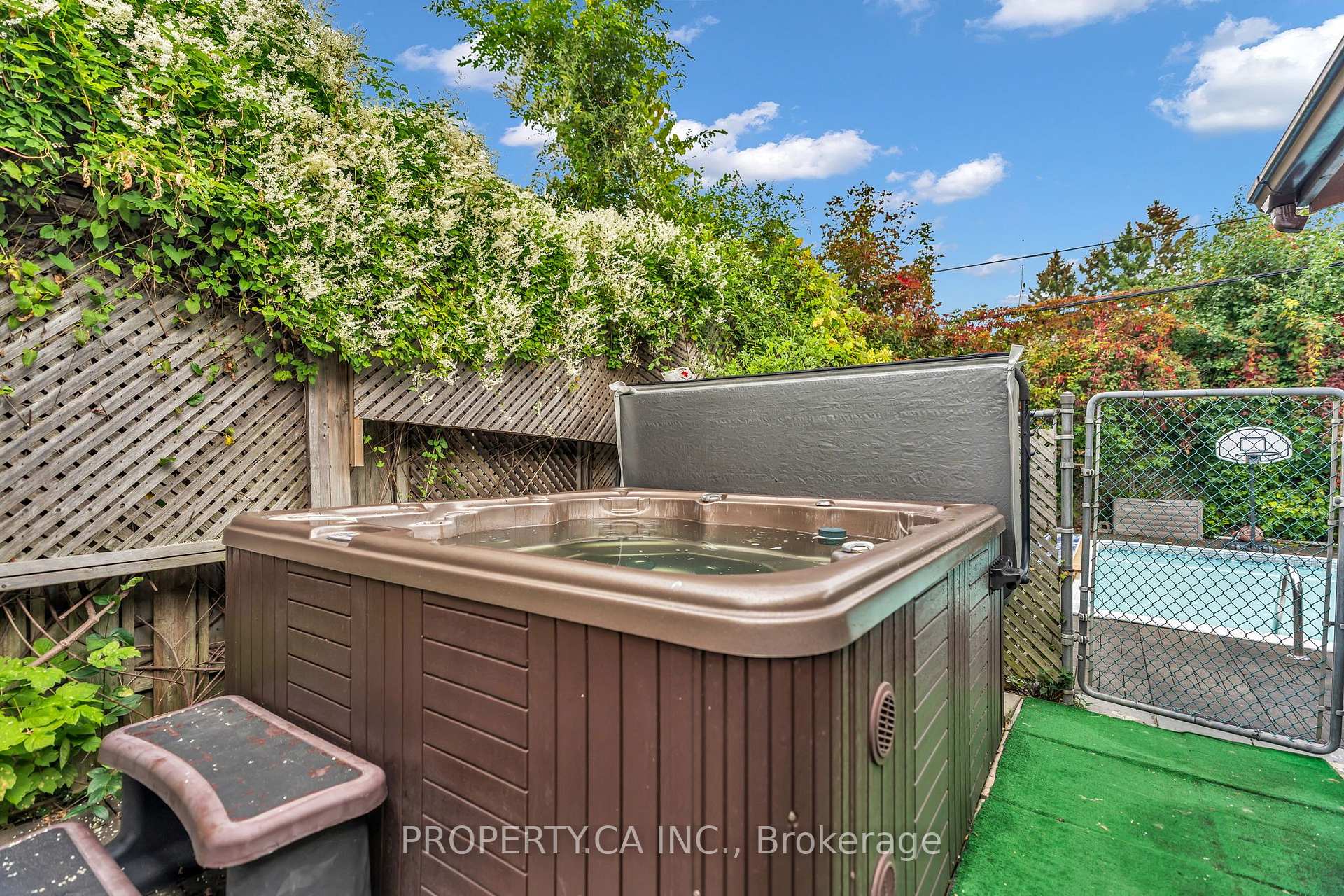 Photo 5 of 833 Krosno Boulevard, Pickering, Bay Ridges — HOMEH