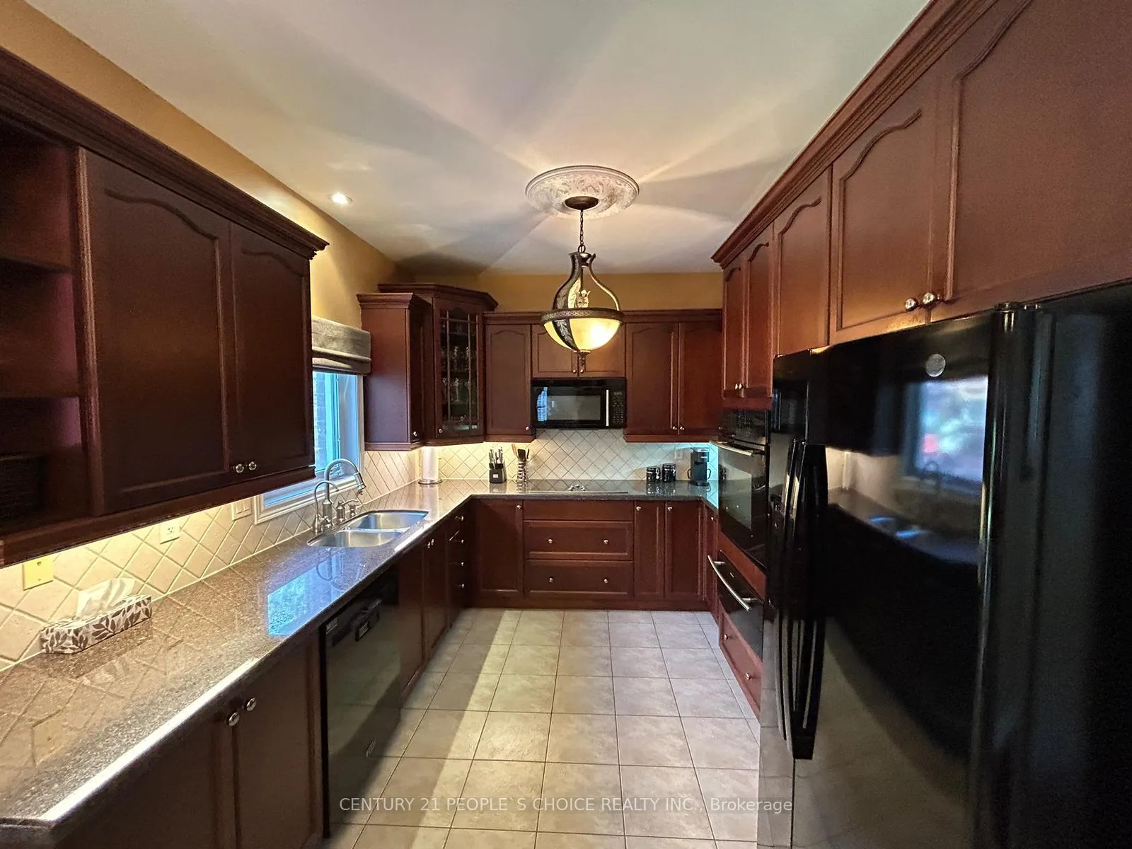 Photo 8 of 128 Mount Royal Circle, Brampton, Vales of Castlemore North — HOMEH
