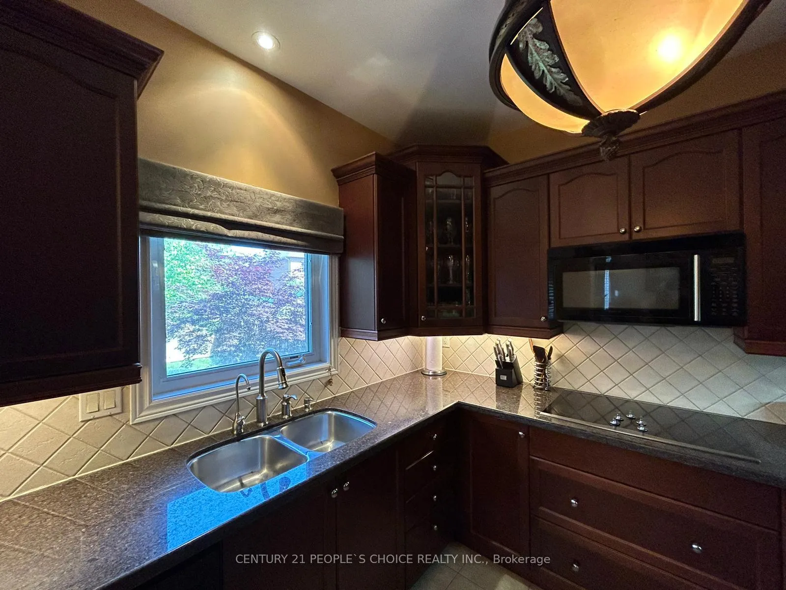 Photo 9 of 128 Mount Royal Circle, Brampton, Vales of Castlemore North — HOMEH