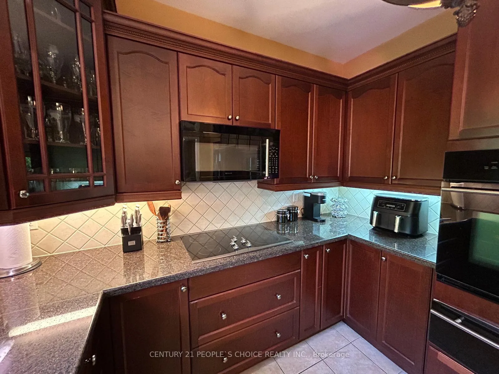 Photo 10 of 128 Mount Royal Circle, Brampton, Vales of Castlemore North — HOMEH
