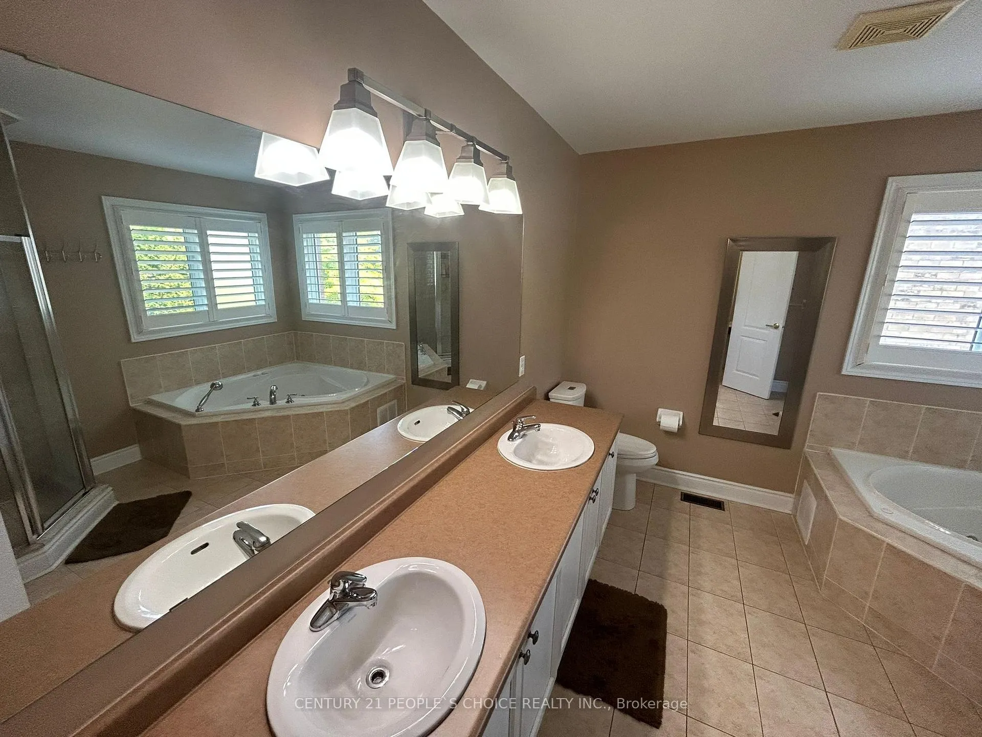 Photo 27 of 128 Mount Royal Circle, Brampton, Vales of Castlemore North — HOMEH