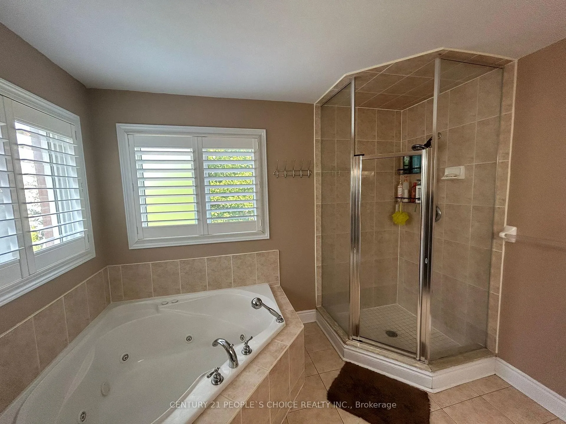 Photo 28 of 128 Mount Royal Circle, Brampton, Vales of Castlemore North — HOMEH
