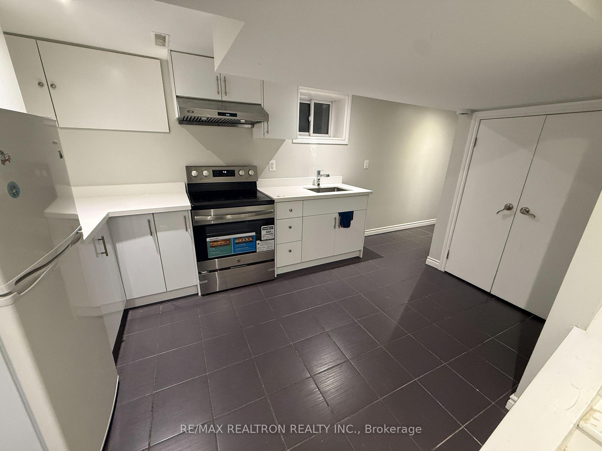Photo 2 of Unit Bsmt, 401 Crawford Street, Toronto, Trinity-Bellwoods — HOMEH