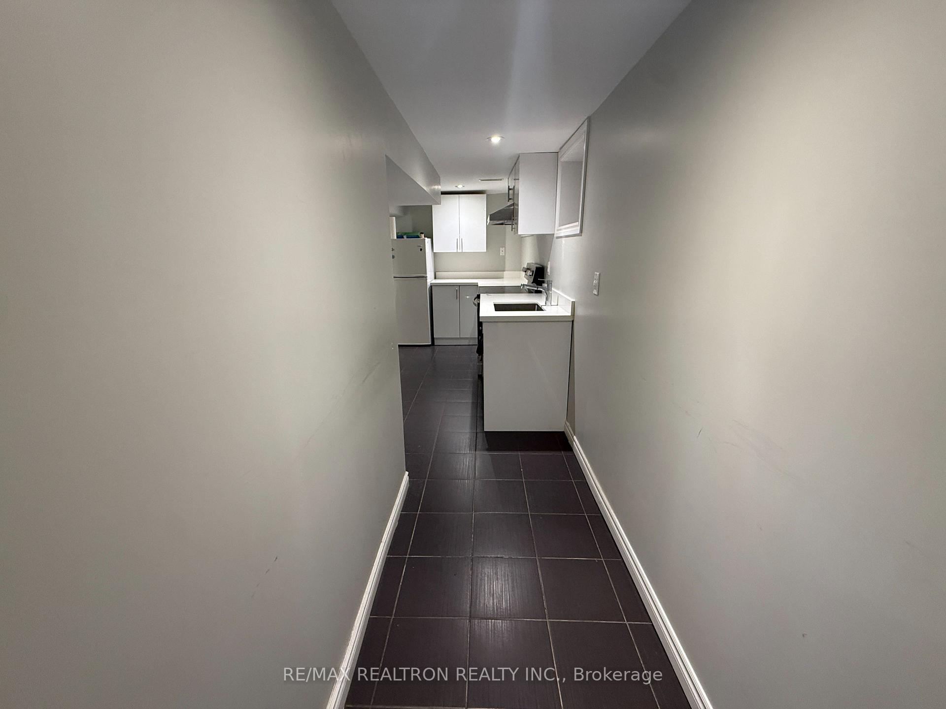 Photo 5 of Unit Bsmt, 401 Crawford Street, Toronto, Trinity-Bellwoods — HOMEH