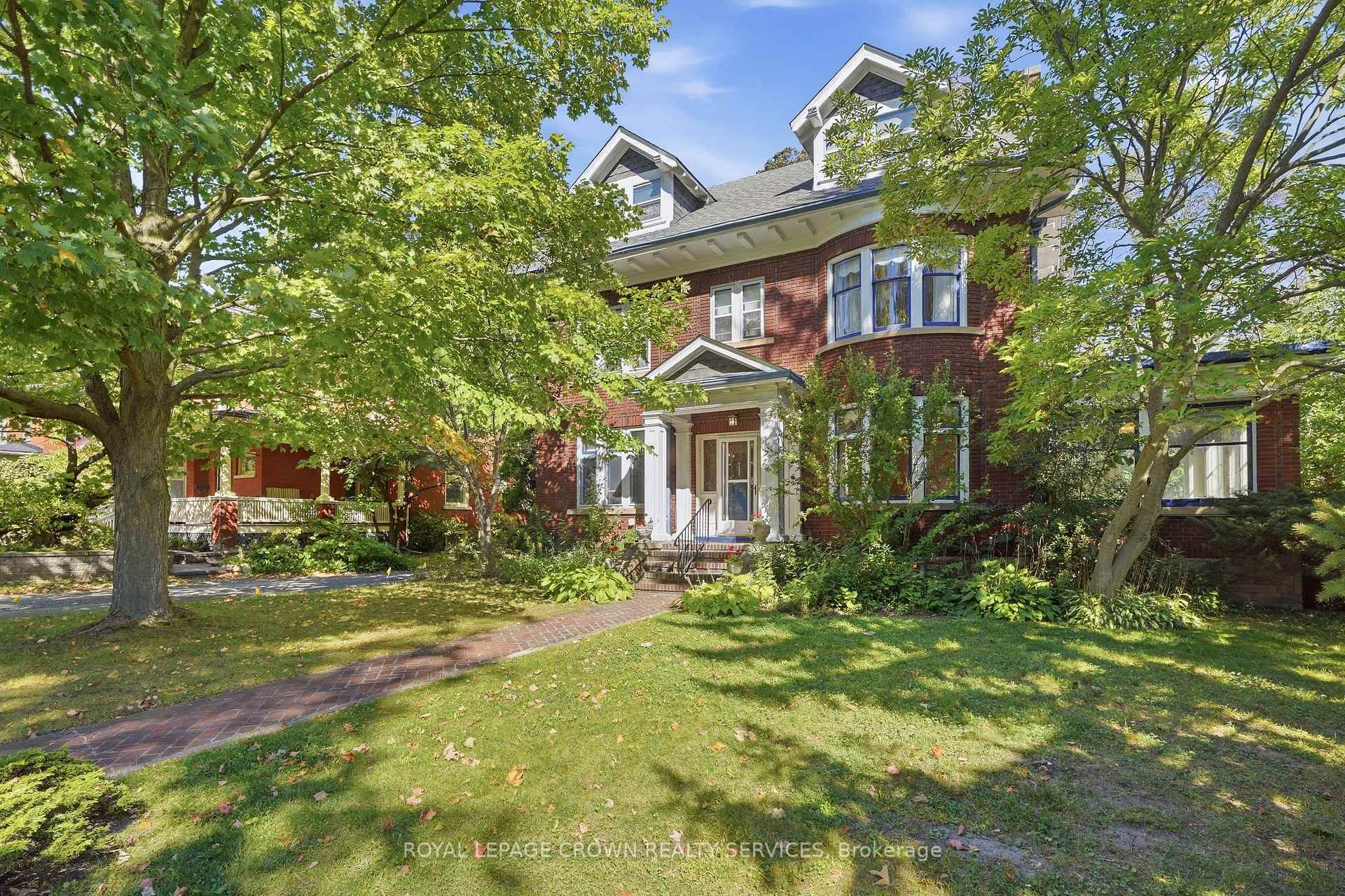 Front of 32 Wentworth Avenue