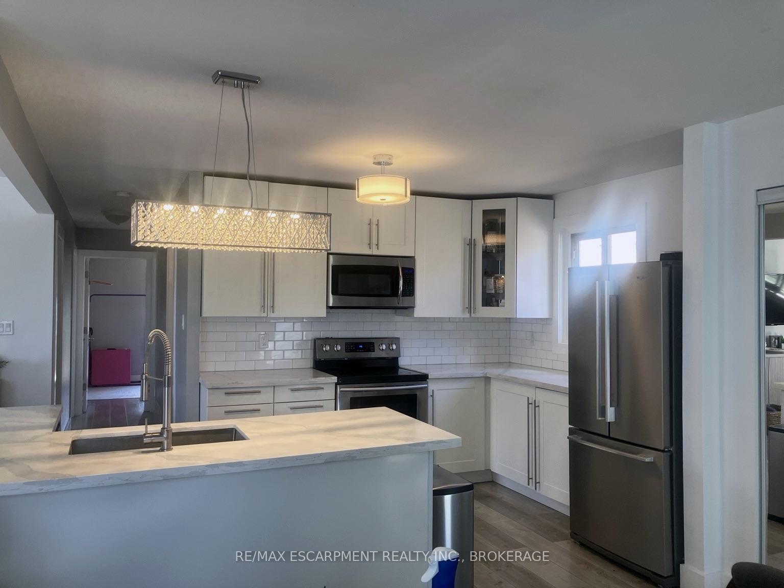 Photo 3 of 17 Mellenby Street, Hamilton, Stoney Creek Mountain — HOMEH