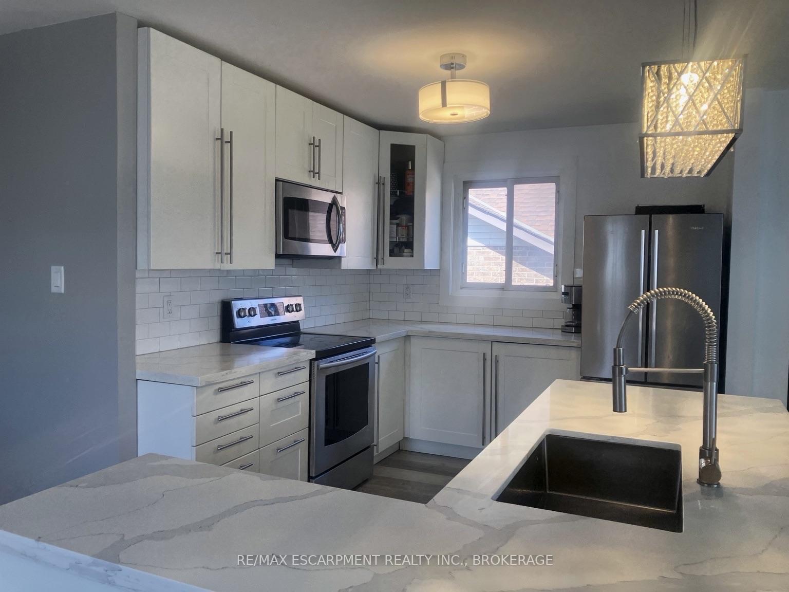 Photo 4 of 17 Mellenby Street, Hamilton, Stoney Creek Mountain — HOMEH