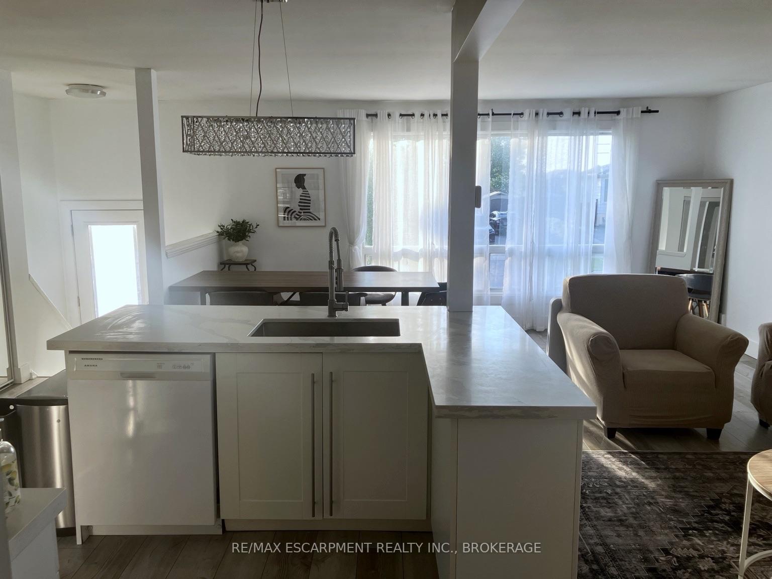 Photo 5 of 17 Mellenby Street, Hamilton, Stoney Creek Mountain — HOMEH