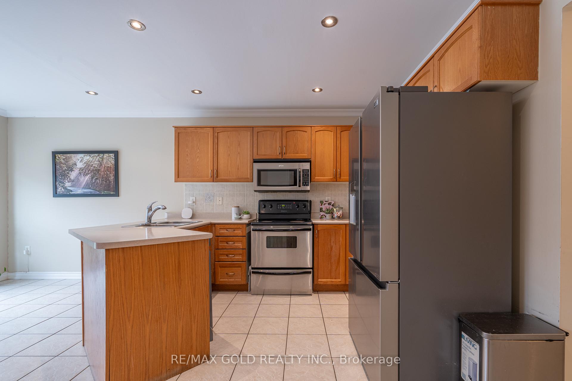 Photo 7 of 409 Fernforest Drive, Brampton, Sandringham-Wellington — HOMEH