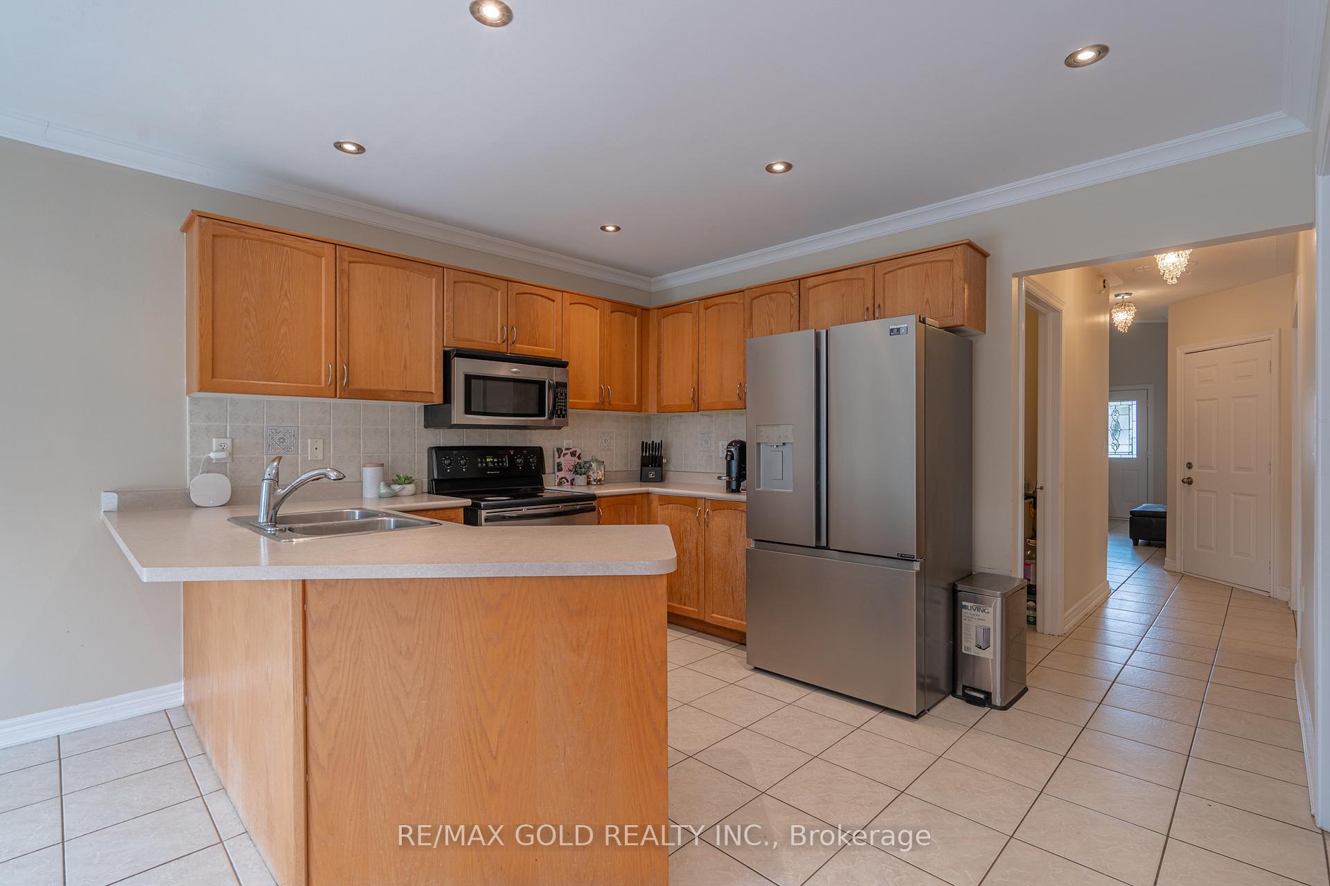 Photo 8 of 409 Fernforest Drive, Brampton, Sandringham-Wellington — HOMEH