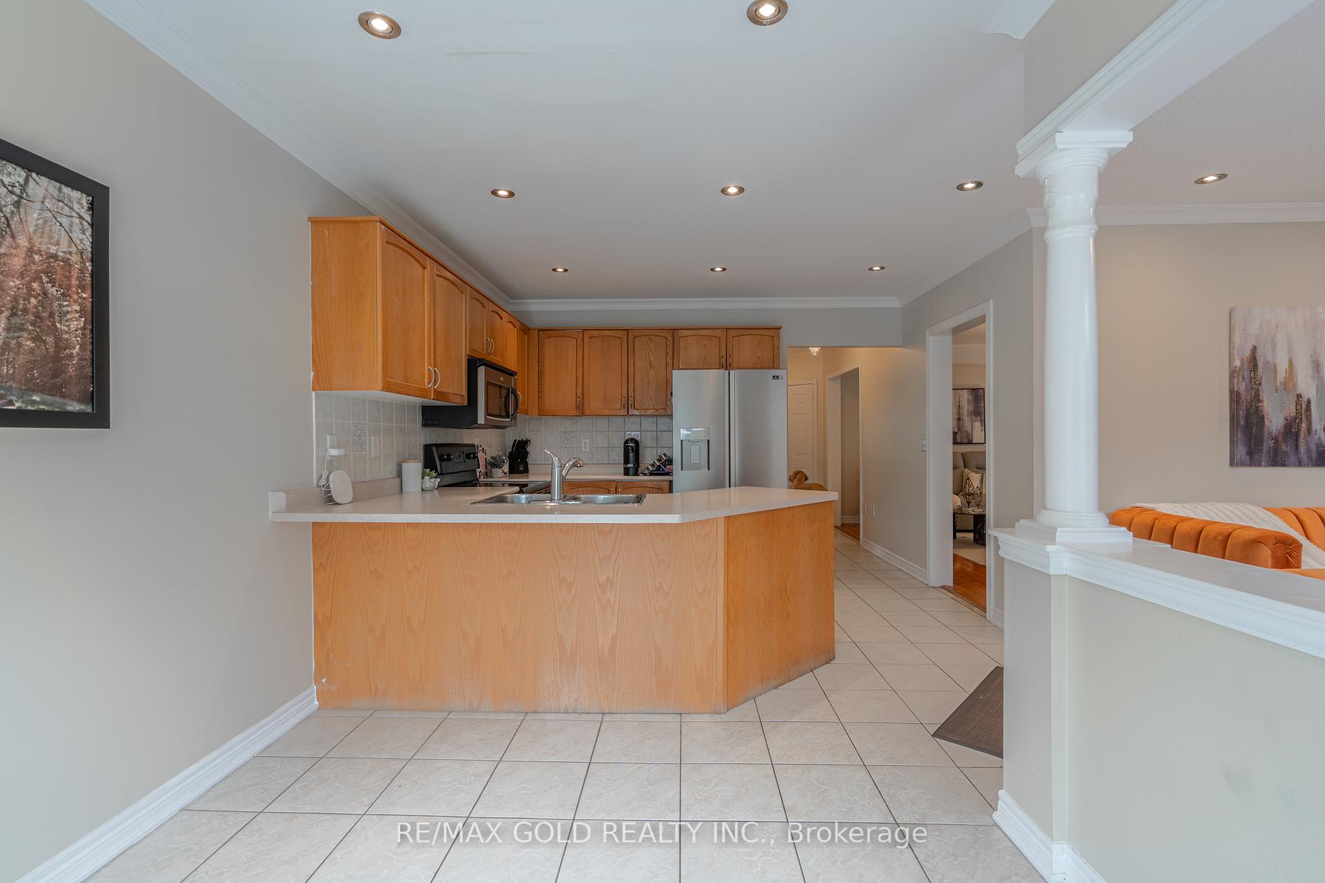 Photo 9 of 409 Fernforest Drive, Brampton, Sandringham-Wellington — HOMEH
