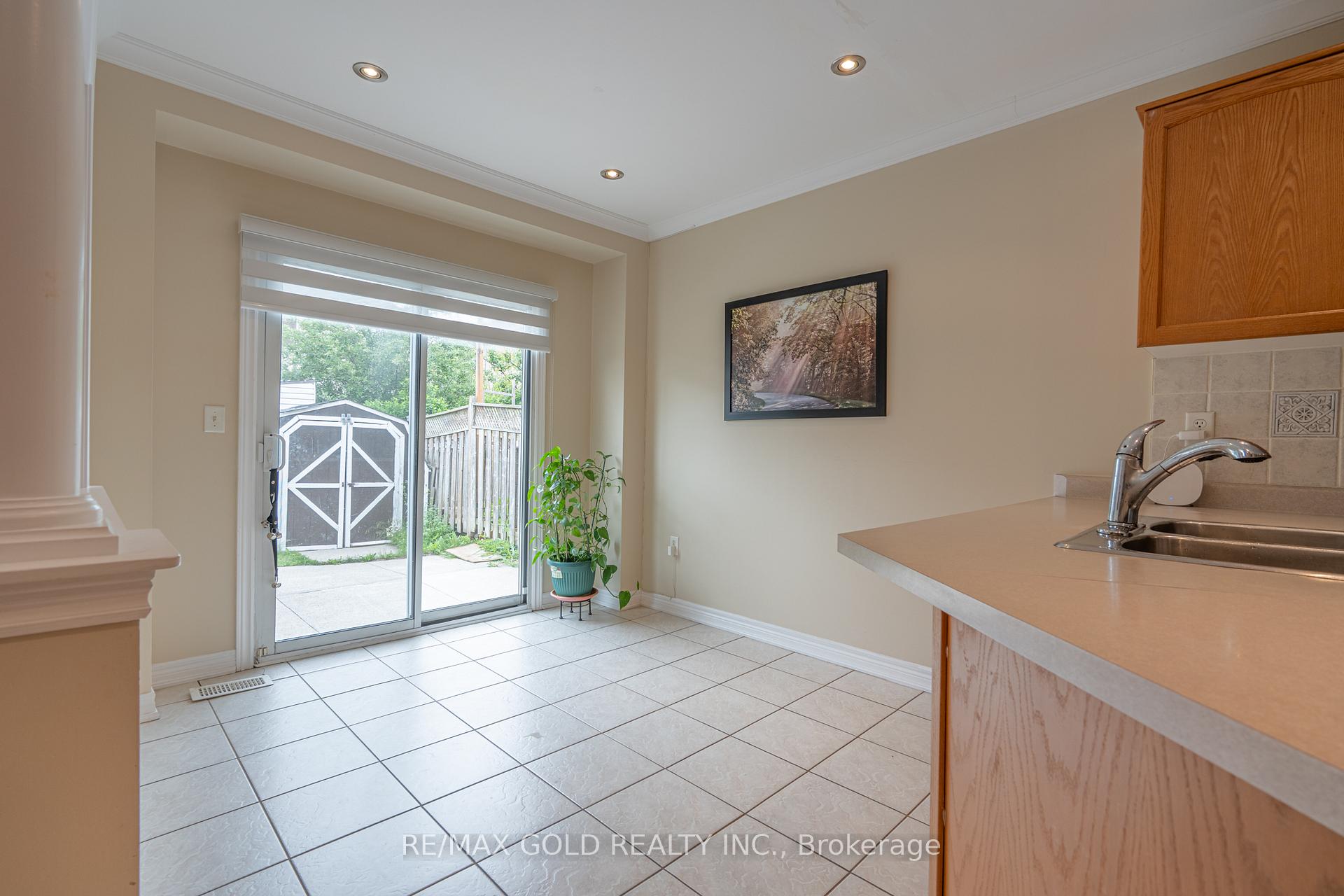 Photo 10 of 409 Fernforest Drive, Brampton, Sandringham-Wellington — HOMEH