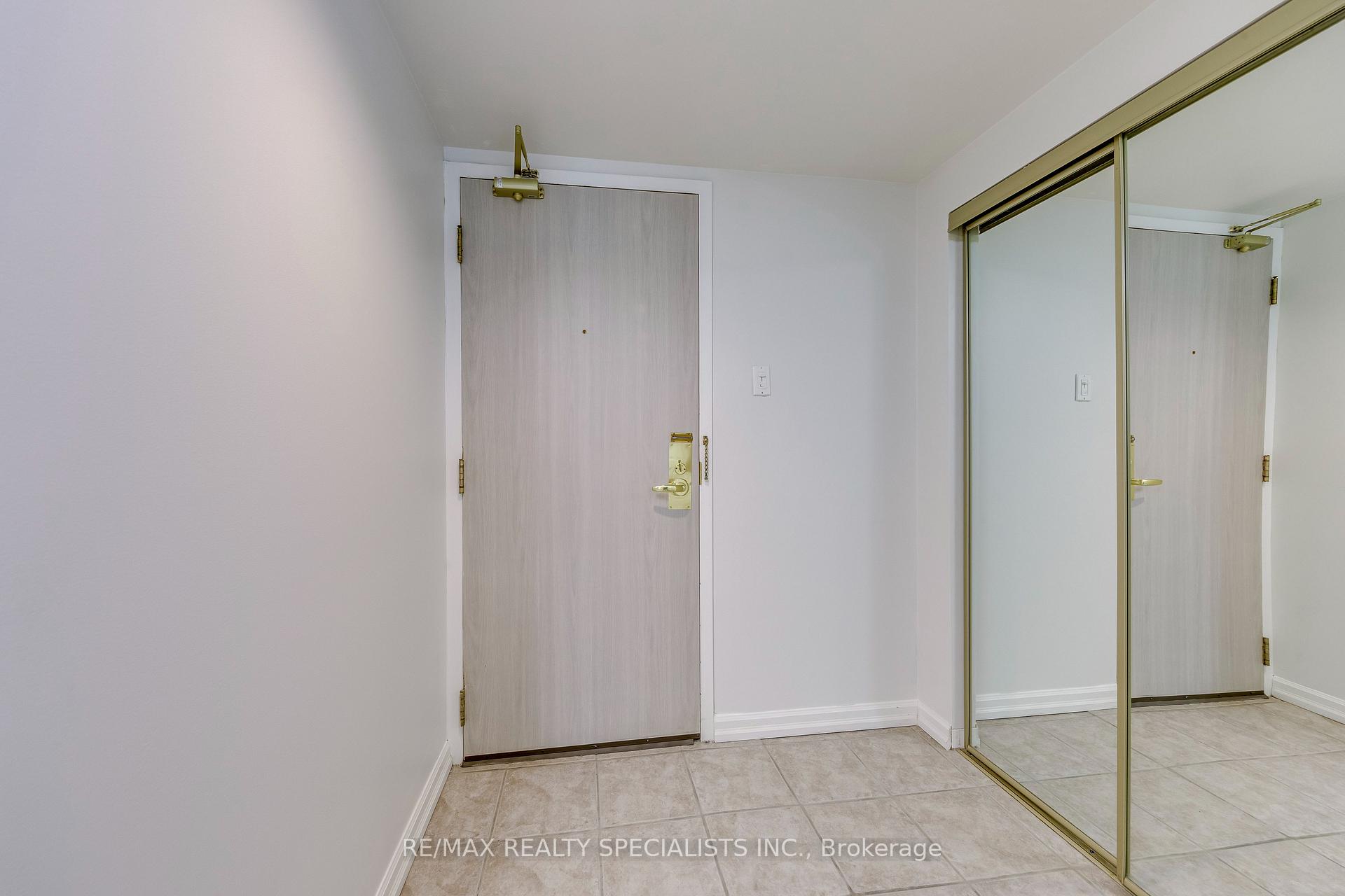 Photo 9 of Unit 212, 2155 Burnhamthorpe Road W, Mississauga, Erin Mills — HOMEH