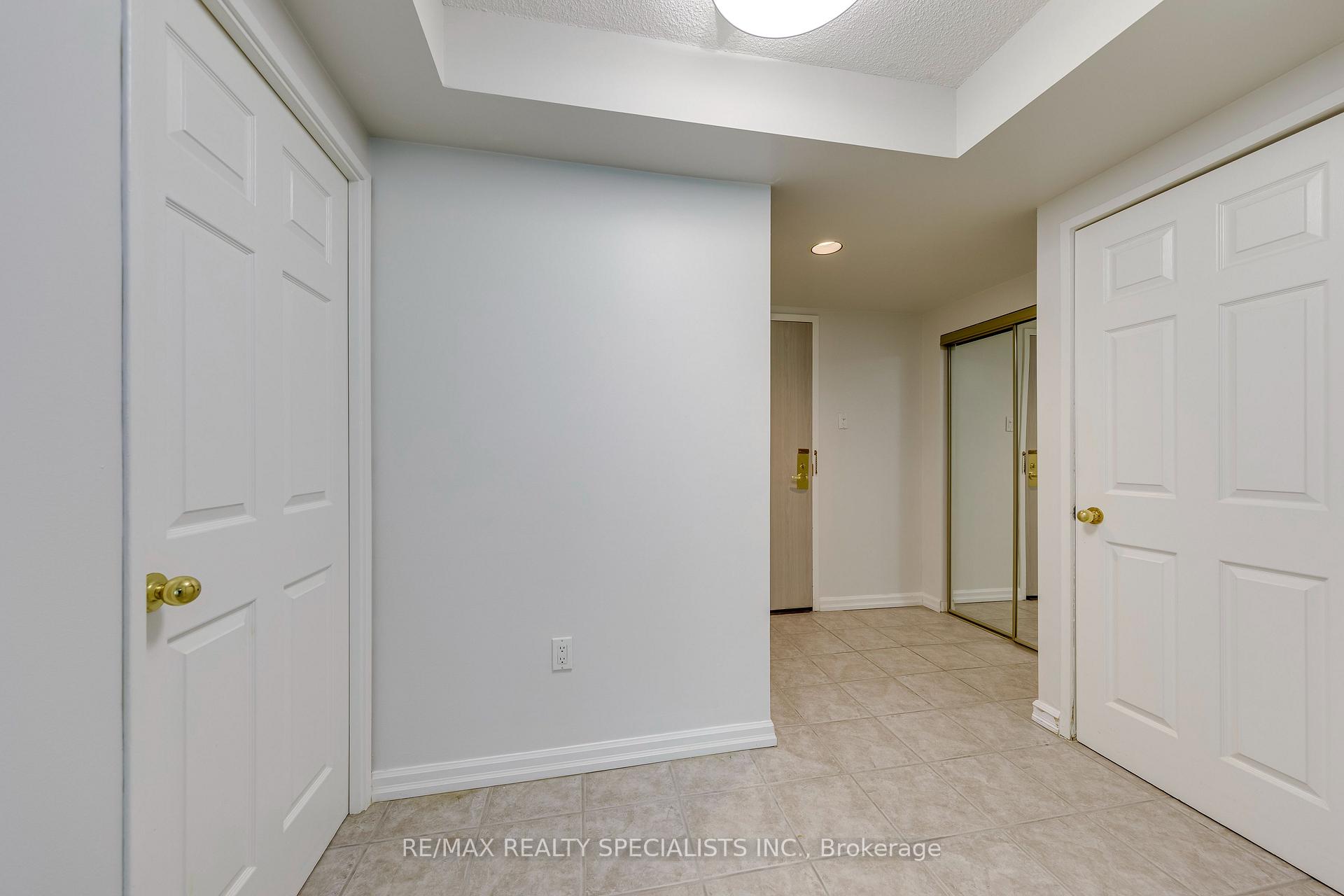 Photo 11 of Unit 212, 2155 Burnhamthorpe Road W, Mississauga, Erin Mills — HOMEH