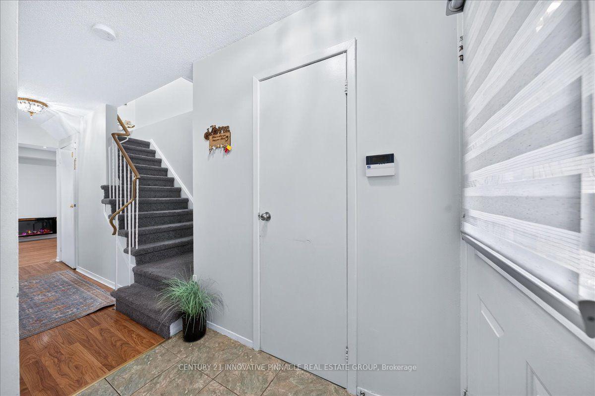 Photo 4 of 82 Pennyhill Drive, Scarborough, Malvern — HOMEH