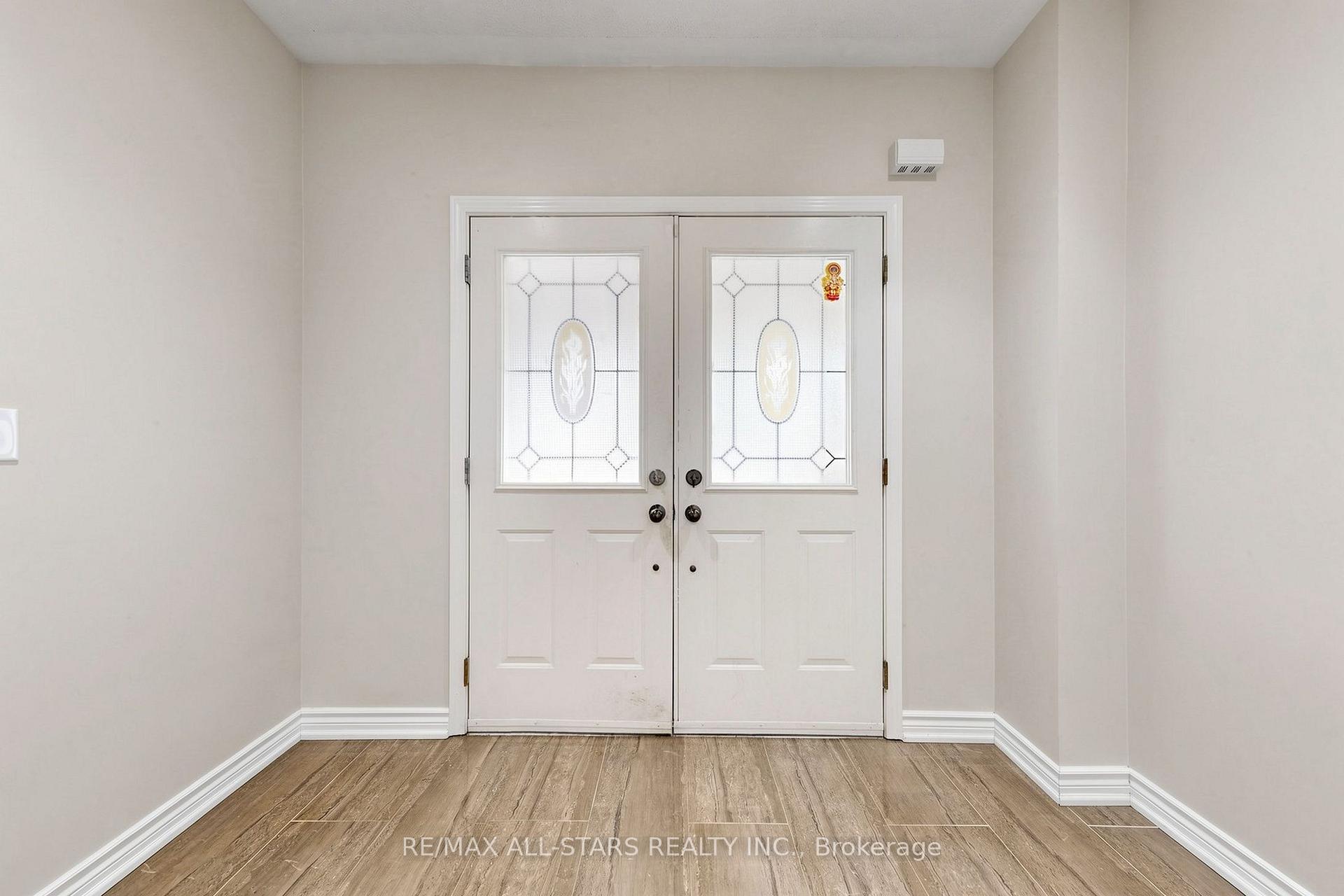 Photo 3 of 13 Boulderbrook Drive, Scarborough, Rouge — HOMEH