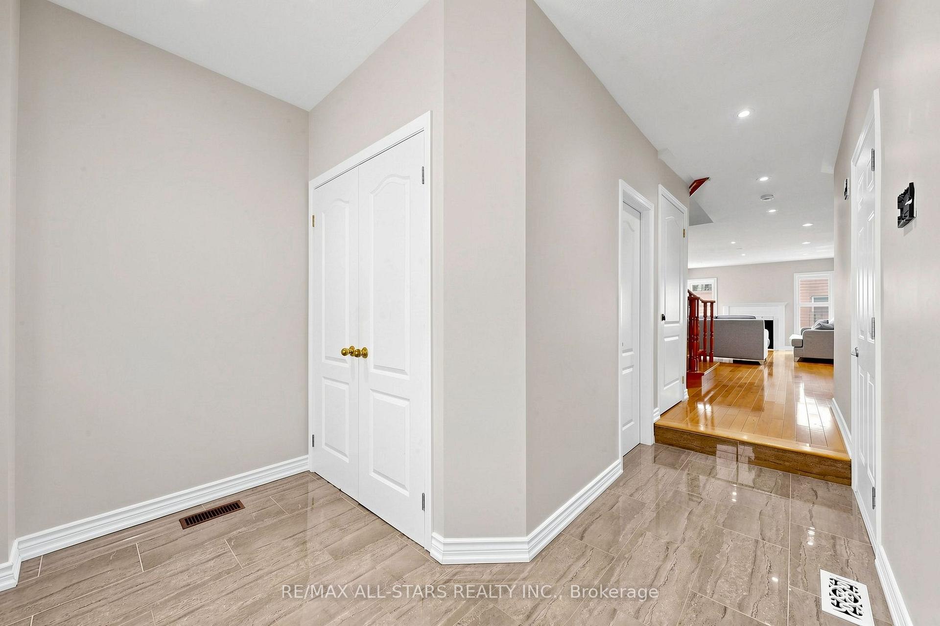Photo 4 of 13 Boulderbrook Drive, Scarborough, Rouge — HOMEH