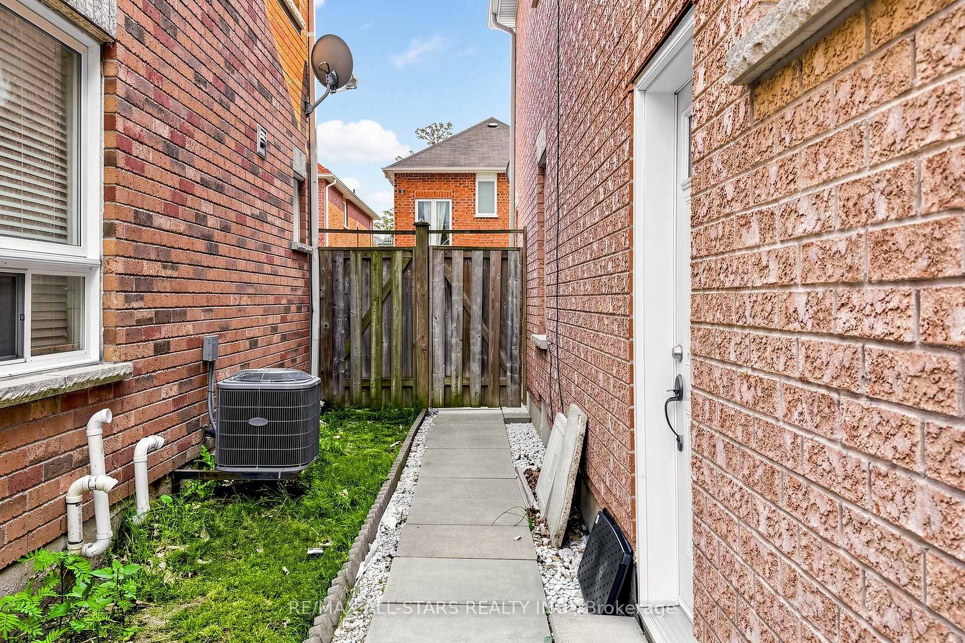 Photo 35 of 13 Boulderbrook Drive, Scarborough, Rouge — HOMEH