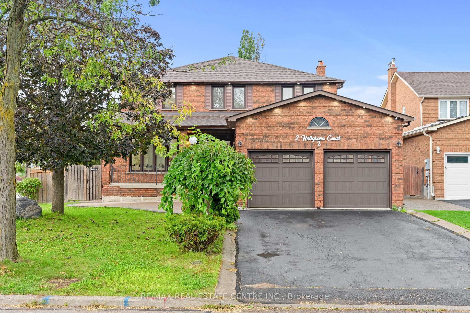 Photo 2 of 2 Hollyburn Court, Vaughan, West Woodbridge — HOMEH