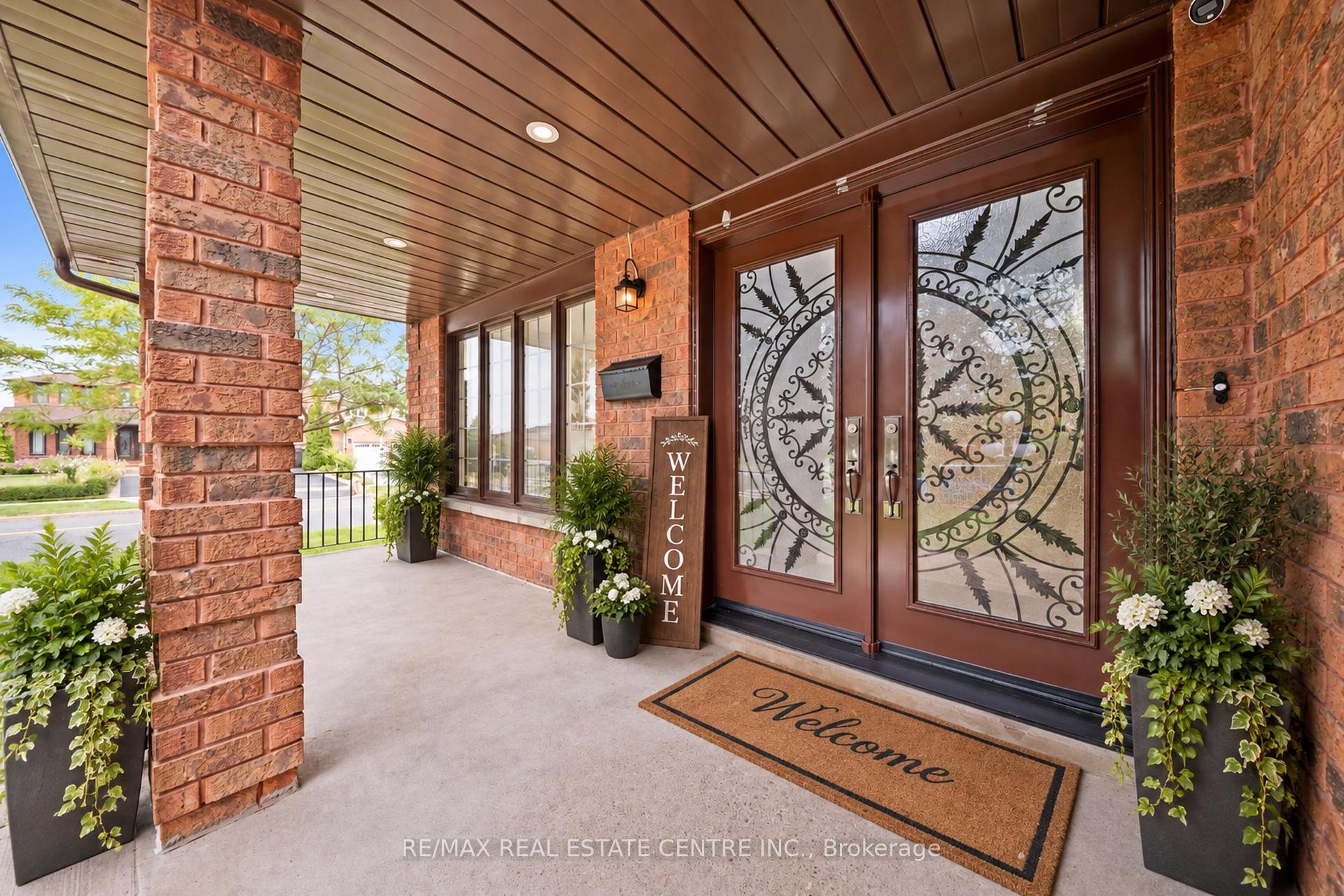 Photo 3 of 2 Hollyburn Court, Vaughan, West Woodbridge — HOMEH