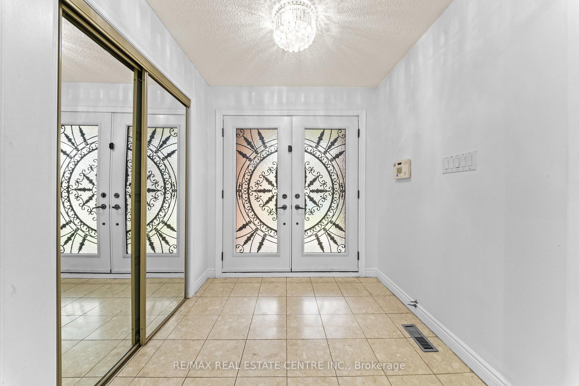 Photo 4 of 2 Hollyburn Court, Vaughan, West Woodbridge — HOMEH