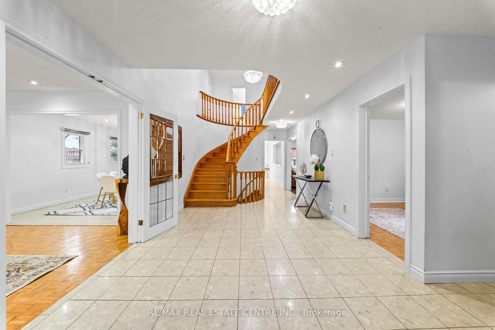 Photo 5 of 2 Hollyburn Court, Vaughan, West Woodbridge — HOMEH